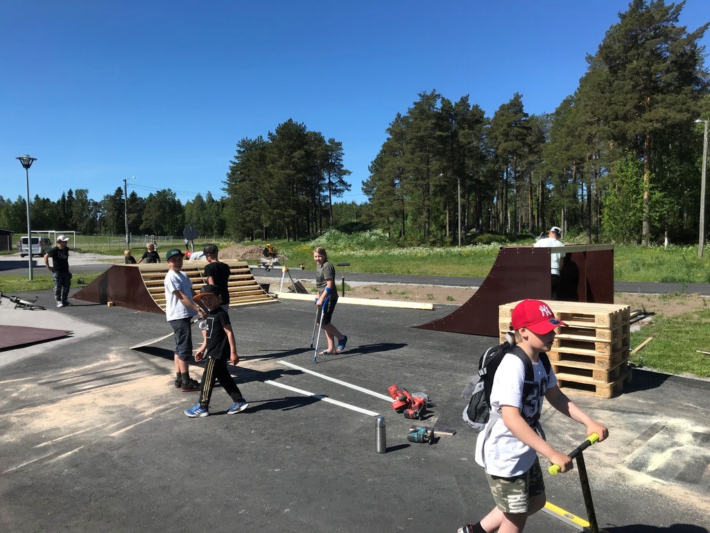Bild på barn som åker vid ramperna Barn vid ramperna.
