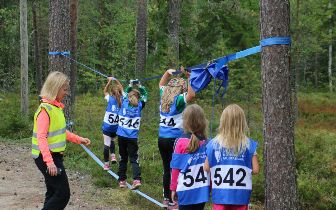 Barn på hinderbanan i Solf.